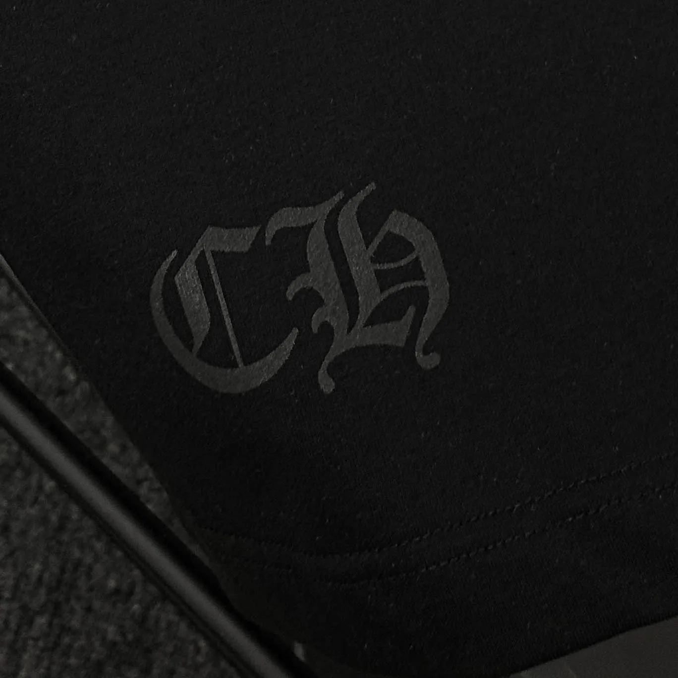 P180 Chrome Hearts Chrome Hearts 25 high version. The fabric is made of 300 grams of high-density cotton. It does not deform or shrink. It has three labels. It is the same style for men and women. Technology: Digital printing. Color: White. Black. SIZE: S-XL.